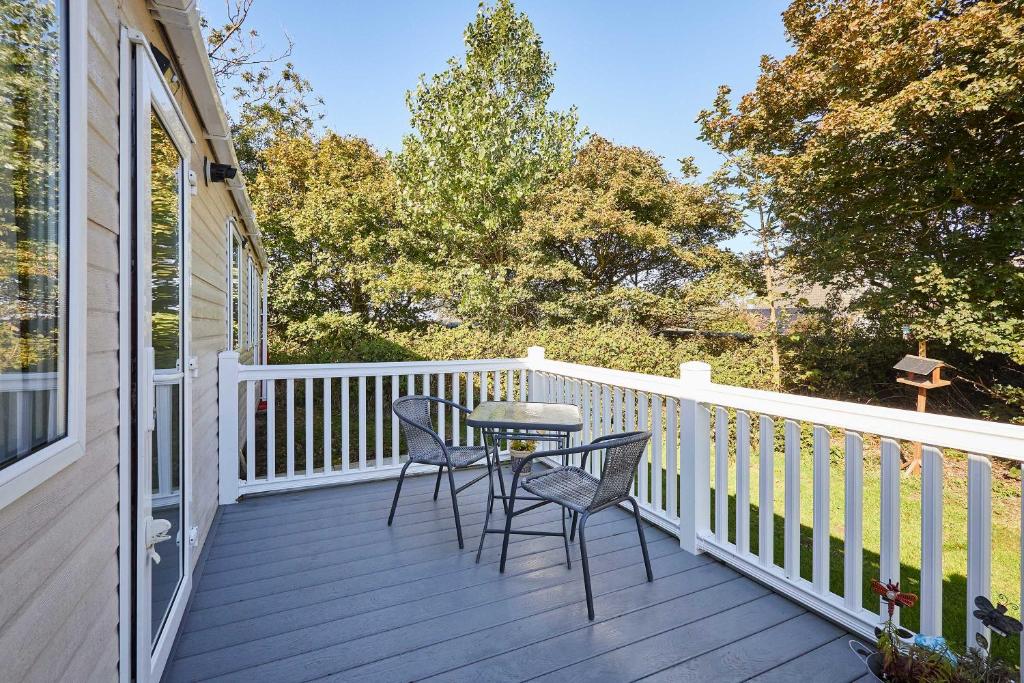 - une terrasse couverte avec 2 chaises et une table dans l'établissement Host & Stay - Leon's Retreat, à Cresswell