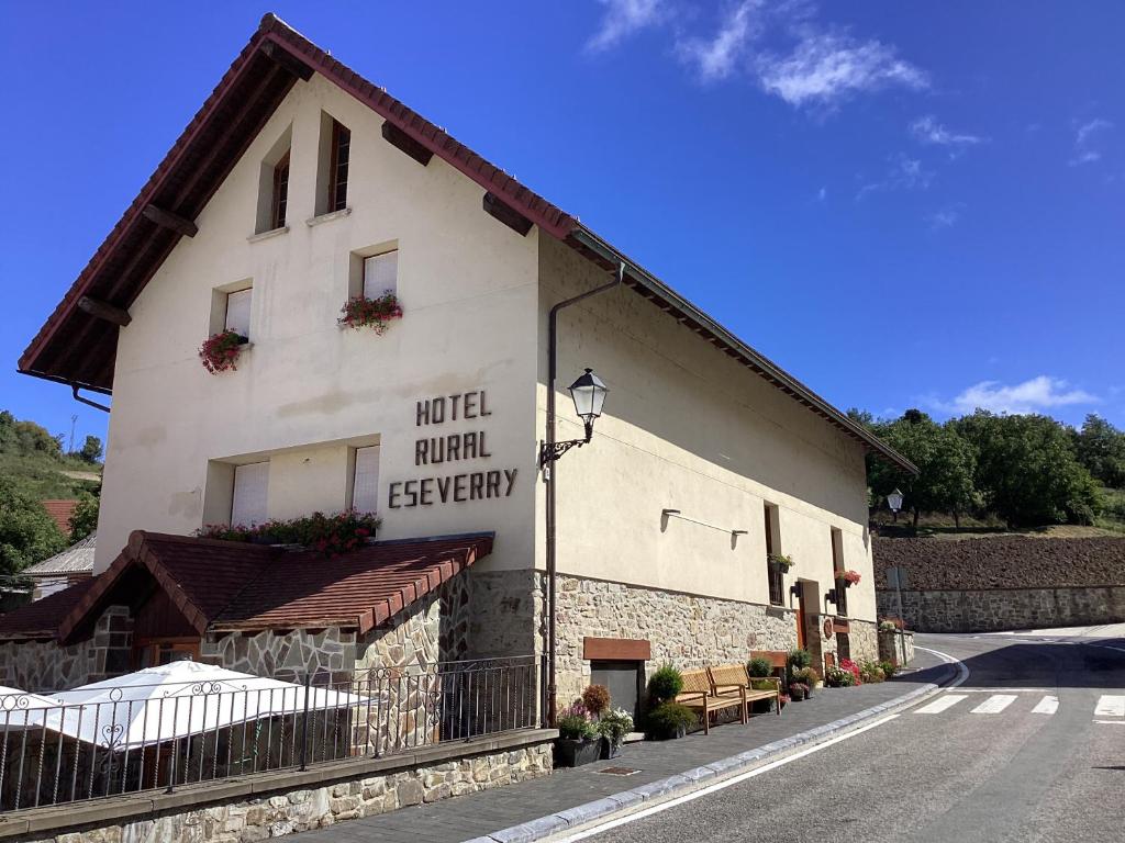 Un edificio con un cartel al costado. en Eseverry Bosque Irati, en Jaurrieta
