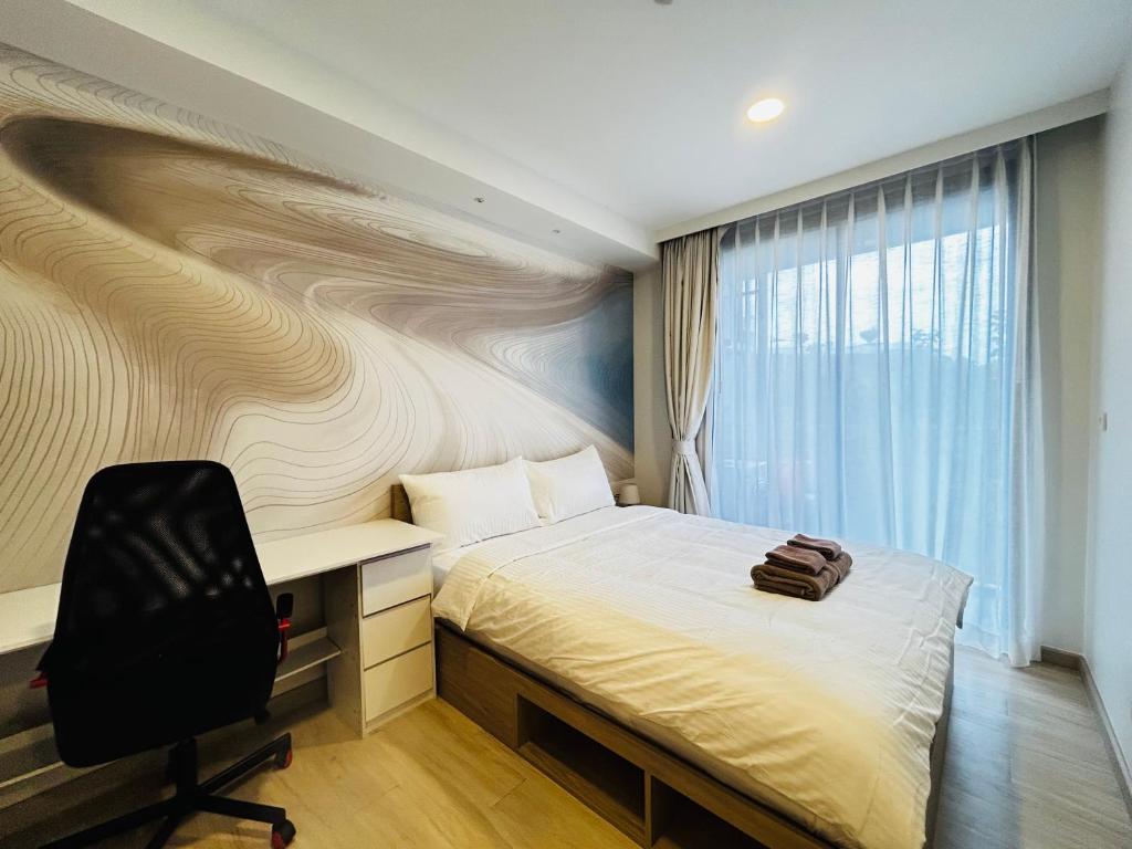 - une chambre avec un bureau, un lit et une chaise dans l'établissement 1 Bdr Sky Park Golf view, à Bang Tao Beach