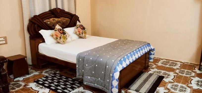 1 dormitorio con 1 cama y suelo de tablero de ajedrez en Estancia Tranquila's Casa de la Abuela, en Pondicherry