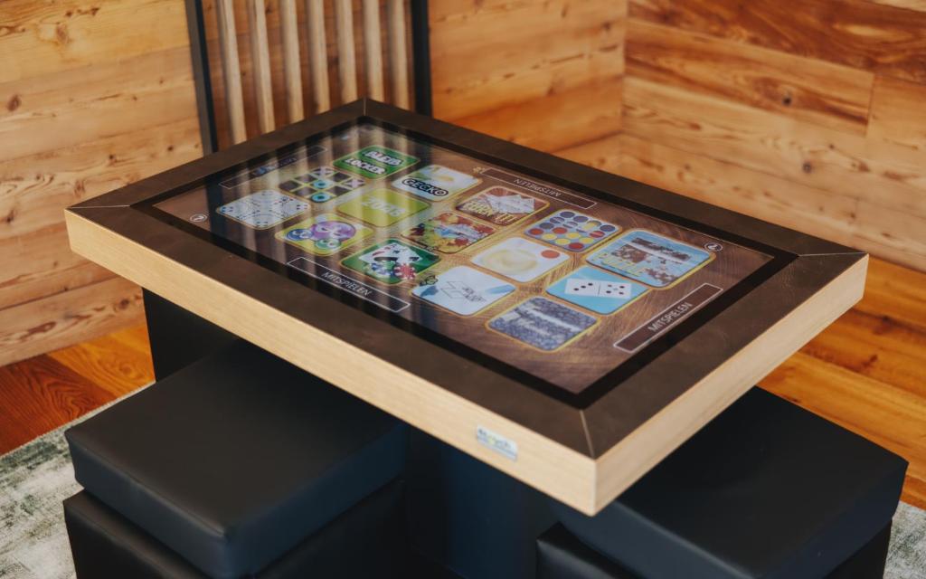 un tavolo con un display sopra di Exklusive King Suite mit Game Table in Hinterzarten a Hinterzarten