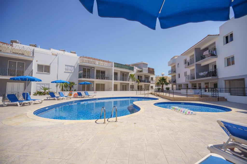 Bazén v ubytování Emily apartment nebo v jeho okolí