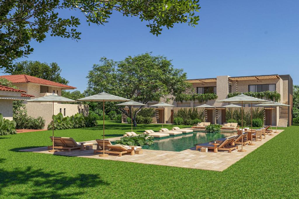 a backyard with a pool with chairs and umbrellas at Casa Simona in Valle de Anton