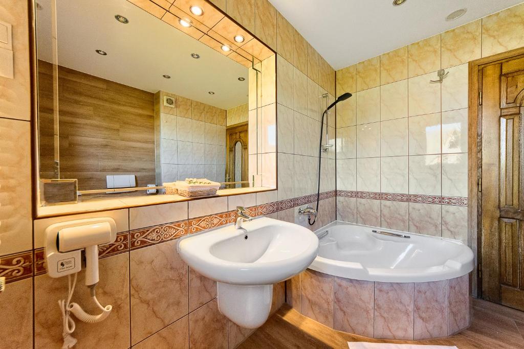 Willa Górski Potok - W CENIE ŚNIADANIE I ZNIŻKI NA TERMY ! - Family Room With Bath