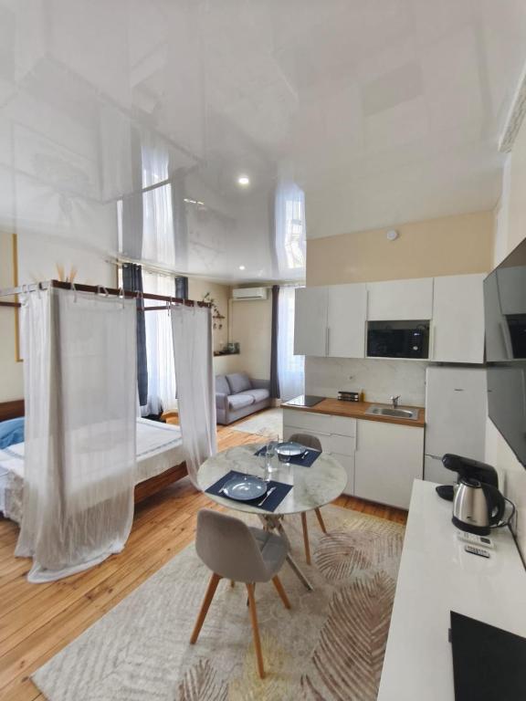 un soggiorno con un tavolo e una cucina di Le Bali Zen a Charavines