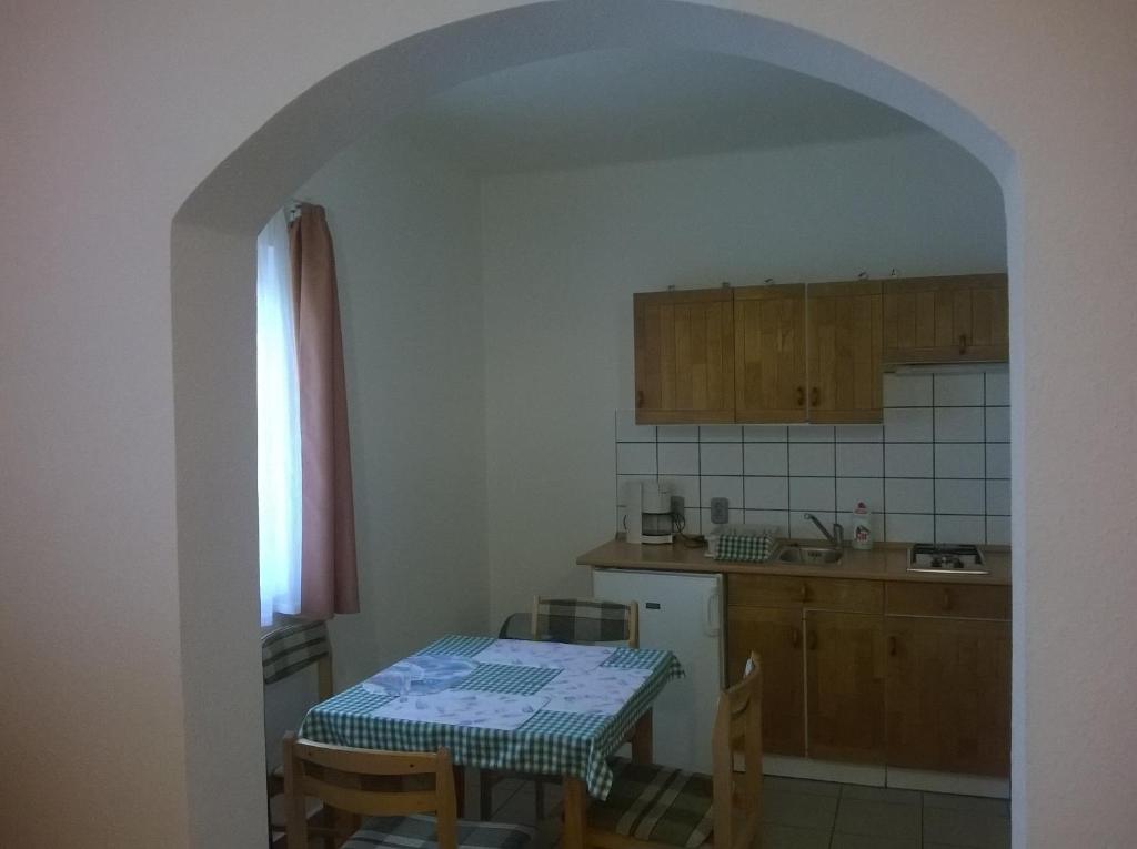 Kuchyňa alebo kuchynka v ubytovaní Apartman Németh