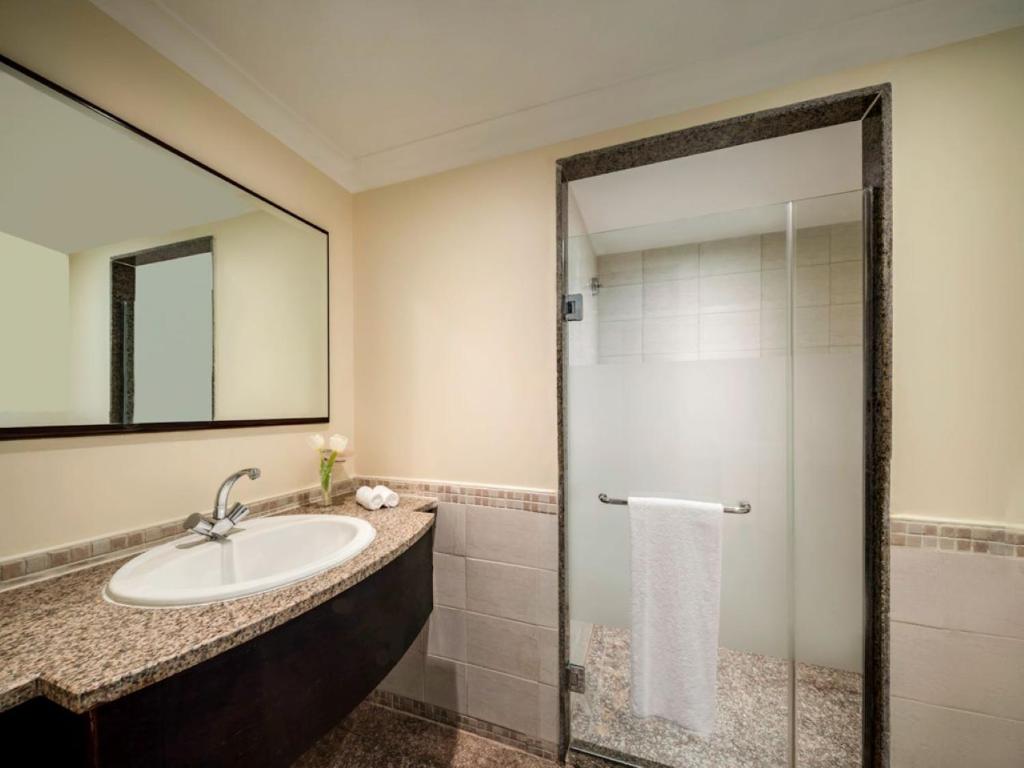 غرفة توأم ممتازة مع بإطلالة على الحرم QUAD PARTIAL 4 BED