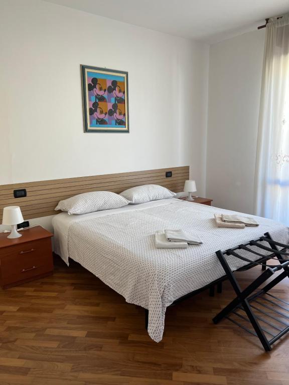 a bedroom with a large bed with two dishes on it at OTB Italia 2 - Alloggio accogliente tra Venezia e Treviso con 2 Terrazze e Posto auto Coperto in Preganziol