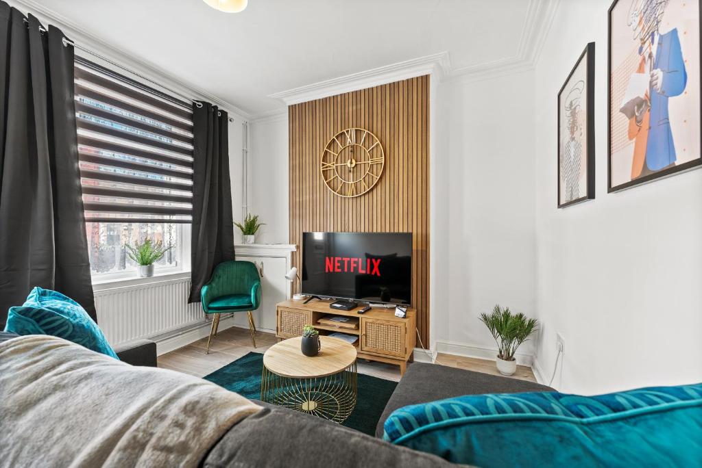a living room with a couch and a tv at Sophisticated 2 bed in Doncaster sleeps 6! in Doncaster