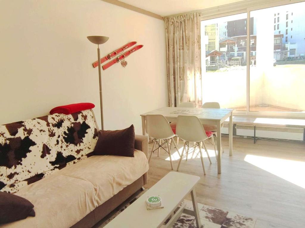 ein Wohnzimmer mit Sofa und Tisch in der Unterkunft Studio cosy au pied des pistes pour 4 personnes, balcon, cœur de station, proche activités - FR-1-292-185 in Isola