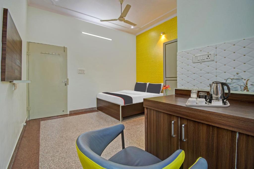 TV a/nebo společenská místnost v ubytování Hotel O Reyansh