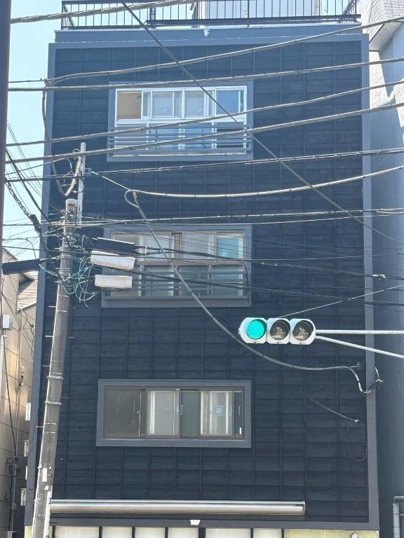 a traffic light in front of a tall building at Ueno Sakura Inn 上野公园 in Tokyo