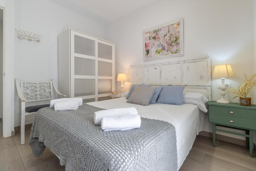 ein Schlafzimmer mit zwei Betten und einem Tisch und einem Stuhl in der Unterkunft El Refugio de La Corredera & Parking Incluido in Córdoba