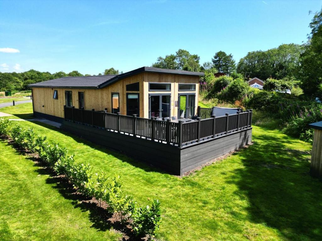 una casa con una gran terraza en un patio en 4 Bed in Coleford oc-t33301, en Coleford