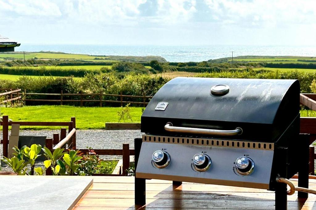 - un grill installé au-dessus d'une terrasse en bois dans l'établissement 3 Bed in Rhossili oc-f33389, à Rhossili