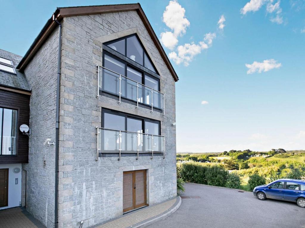 una casa con un coche aparcado delante en 2 Bed in Helston oc-s33457, en Ruan Major