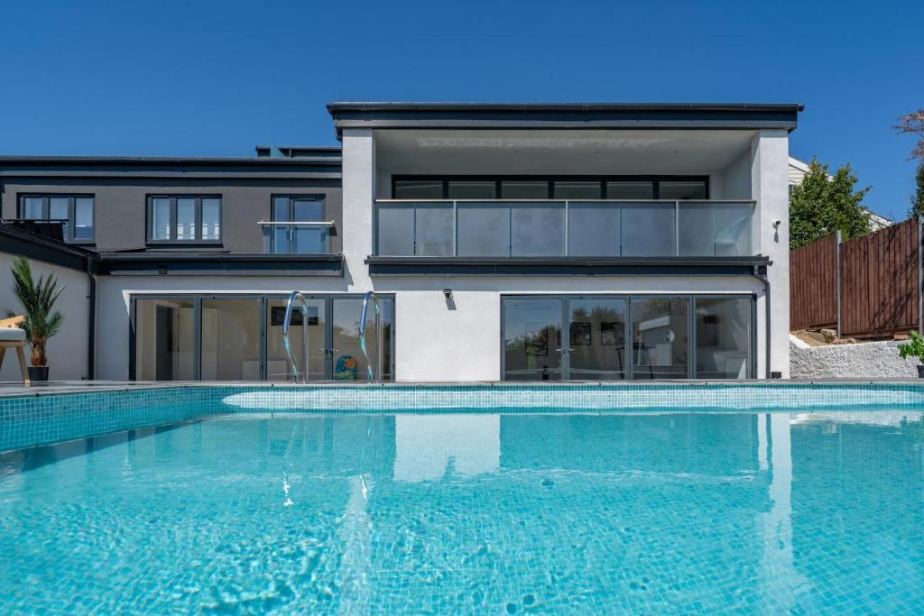 una casa con piscina delante de una casa en 5 Bed in Shanklin oc-s33401, en Shanklin