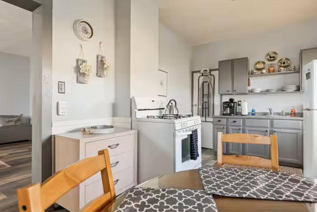 クリーブランドにあるW38 Back apartmentの白いキャビネットとコンロ付きオーブンを備えたキッチン
