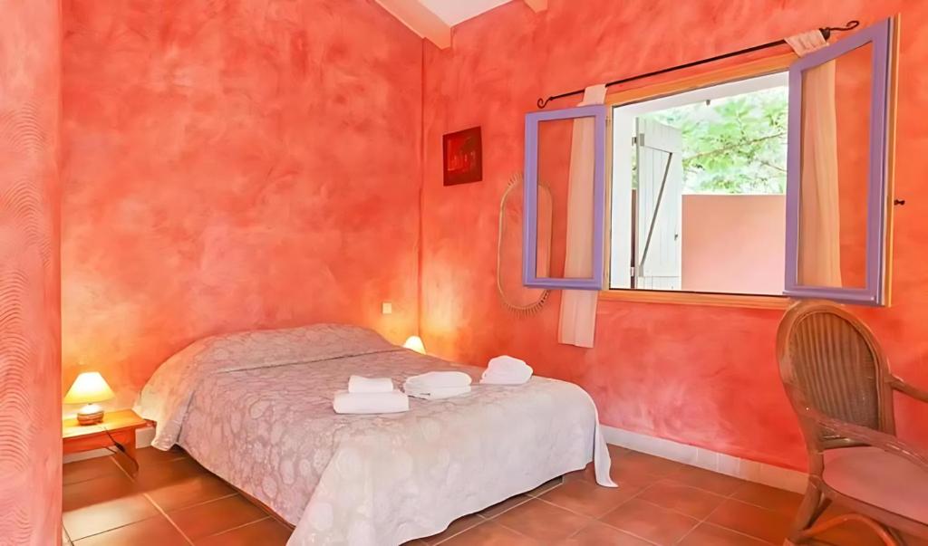 une chambre avec un lit et une fenêtre dans l'établissement Camping Acqua E Sole, à Sainte-Lucie de Porto-Vecchio