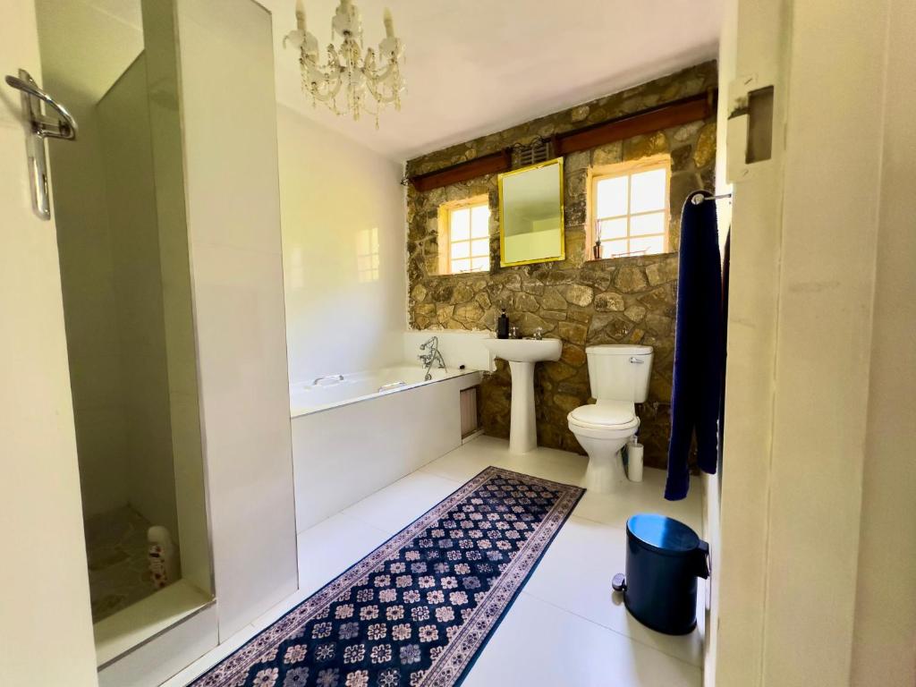 Luxury 5 bed home in Juliasdale - 2309 في Juliasdale: حمام مع مرحاض ومغسلة