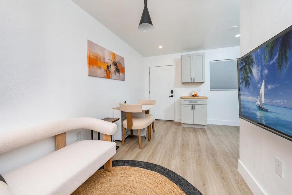 Köök või kööginurk majutusasutuses Rest & Explore Miami's Best - Unit C