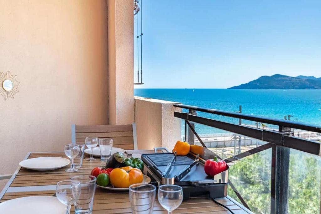 Le Cannes Beach 496 - Vue mer 180 piscine & plage
