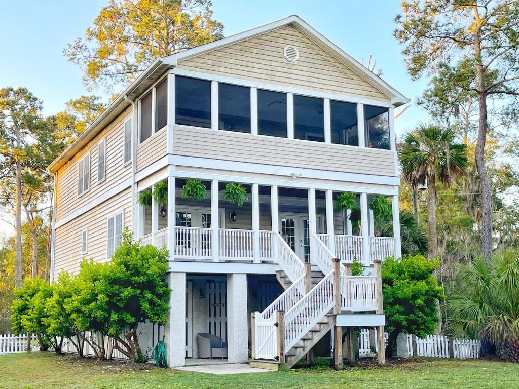 Gallery image of Large Home w Spa Midway to Savannah & Tybee Island! Dog friendly Venue in Savannah