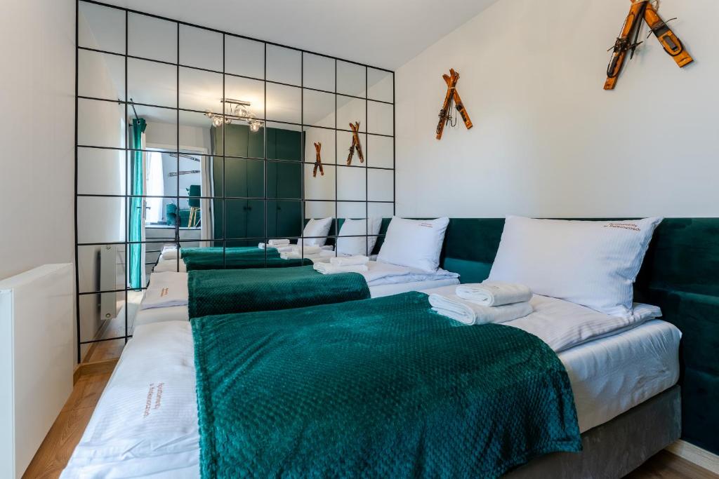 Кровать или кровати в номере Apartament Alpejski - Orlik Residence - Apartament z widokiem na Śnieżkę