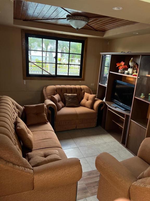 奥莫阿Beachfront Omoa Getaway, Pool, Pool Table For 10的有两张沙发和一台电视的客厅