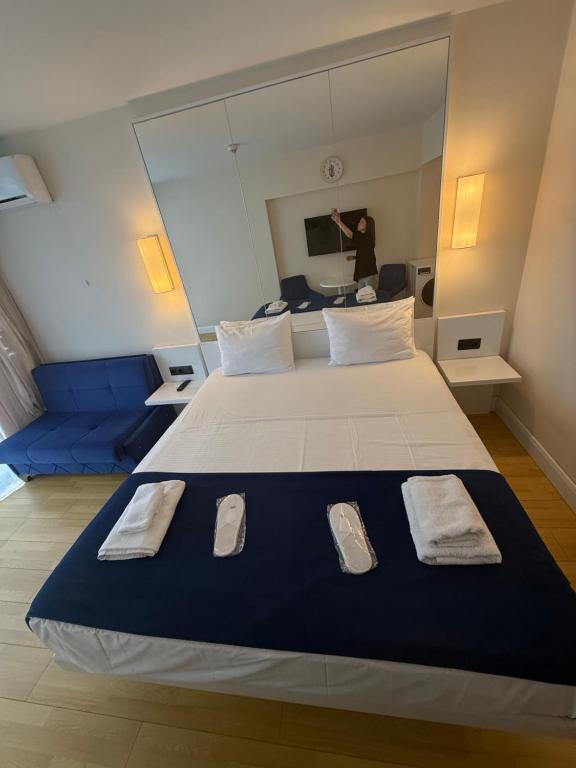 Una habitación de hotel con una cama grande con dos toallas. en Fort sea view, en Batumi