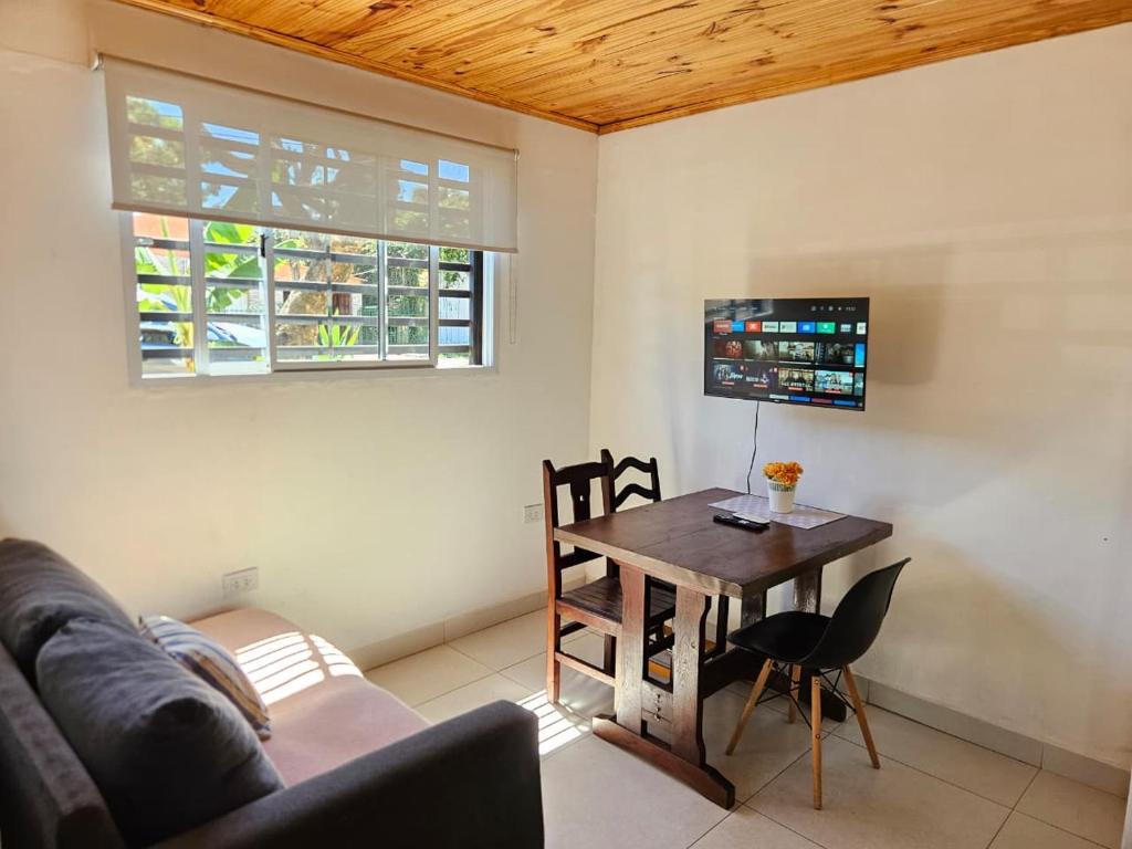 a living room with a table and a couch at Casita pintoresca con entre piso in Posadas