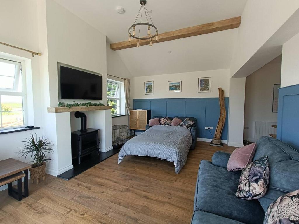 Aberporth 2-Bed Cottage Sleeps 4 & Pet Friendly - Housity