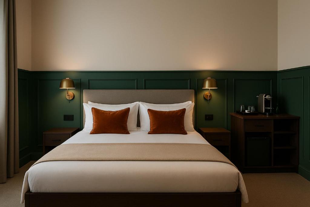 キルケニーにあるThe Tholsel Bar and Townhouse Kilkennyのオレンジ色の枕が付いた大きなベッドのある寝室
