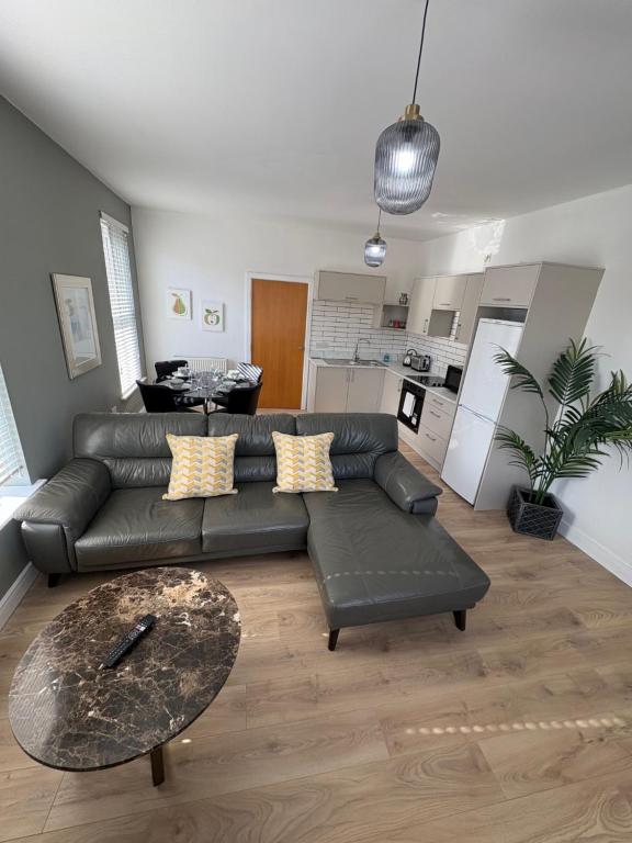 Dapur atau dapur kecil di City Centre 2 x bed Flat with secure parking