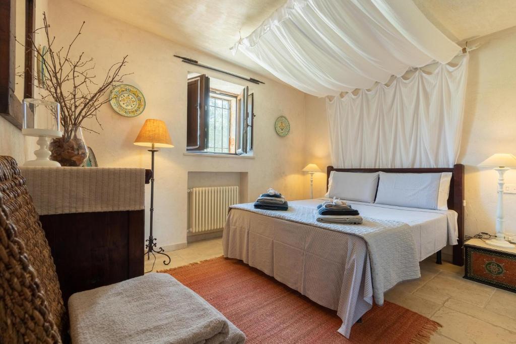 - une chambre avec un lit à baldaquin blanc dans l'établissement Trullo Nurillo, à Alberobello 27 autres photos