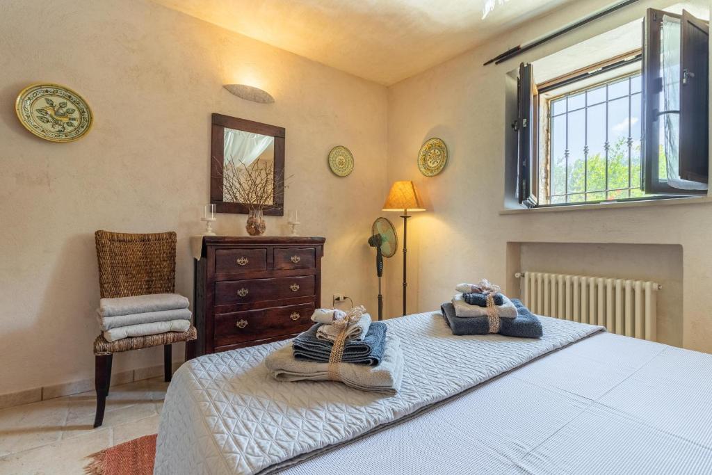 une chambre avec un lit avec des serviettes dessus dans l'établissement Trullo Nurillo, à Alberobello