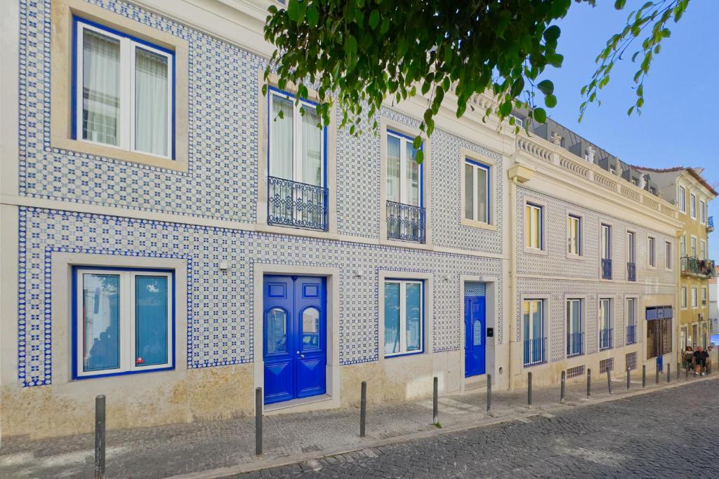 ein Gebäude mit blauen Türen an einer Straße in der Unterkunft InLoveApartments - Luxury in Alfama in Lissabon