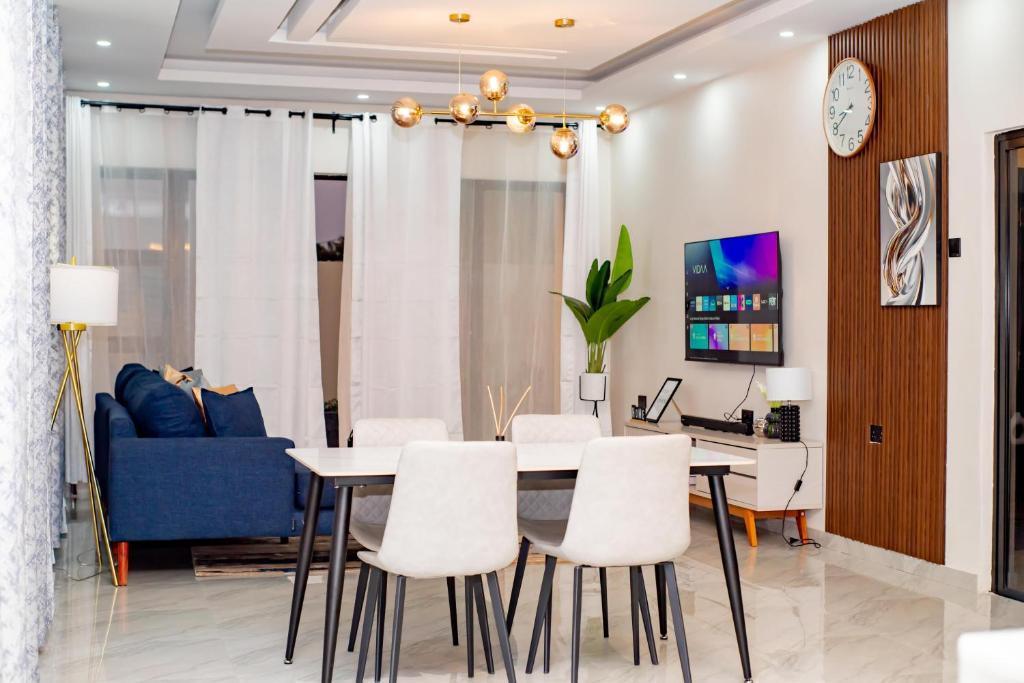 Μια τηλεόραση ή/και κέντρο ψυχαγωγίας στο Ket Apartments 1 - Modern, Secure, Comfortable & High Speed WiFi