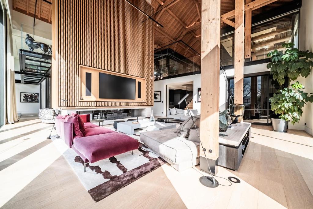 TV a/nebo společenská místnost v ubytování Chateau De Neydens