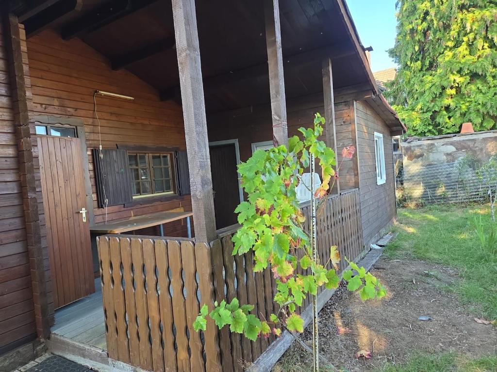 una valla de madera delante de una casa en Gartenhäuschen, en Ansbach