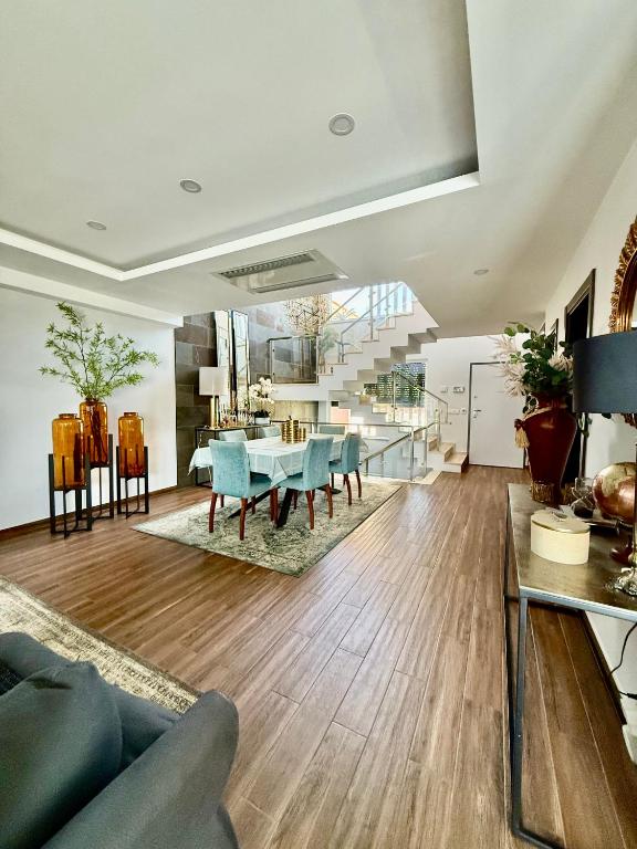 a living room with a table and a dining room at Valadares House in Corroios