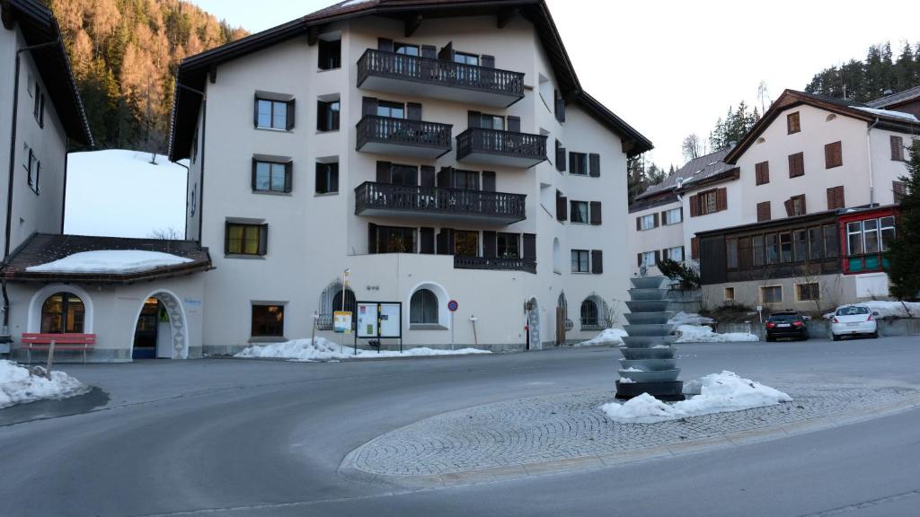 ein Gebäude mitten auf einer Straße mit Schnee in der Unterkunft 1 12 Zi Wohnung mit persönlichem Charme - b48574 in Vulpera