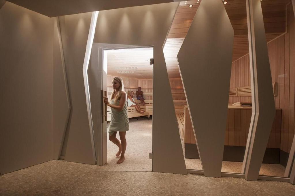 Eine Frau, die durch eine Tür in einem Zimmer geht in der Unterkunft 1 12 Zi Wohnung mit persönlichem Charme - b48574 in Vulpera