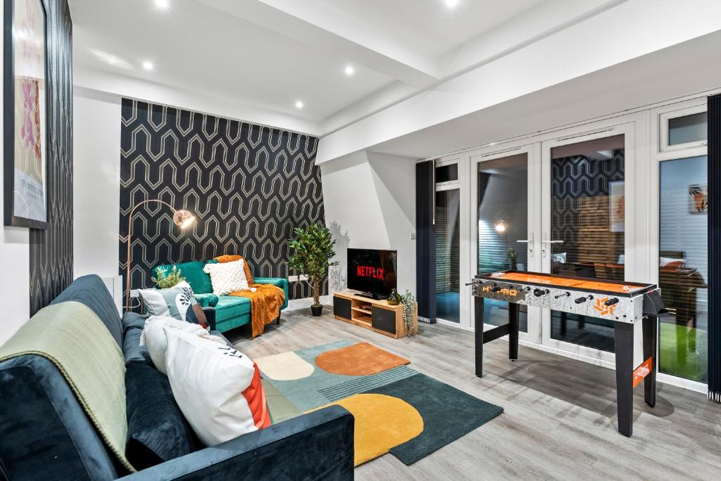 TV a/nebo společenská místnost v ubytování Worthing Penthouse - Private Terrace