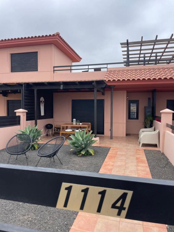 a house with two chairs and a patio at El Nido del Sol in La Oliva