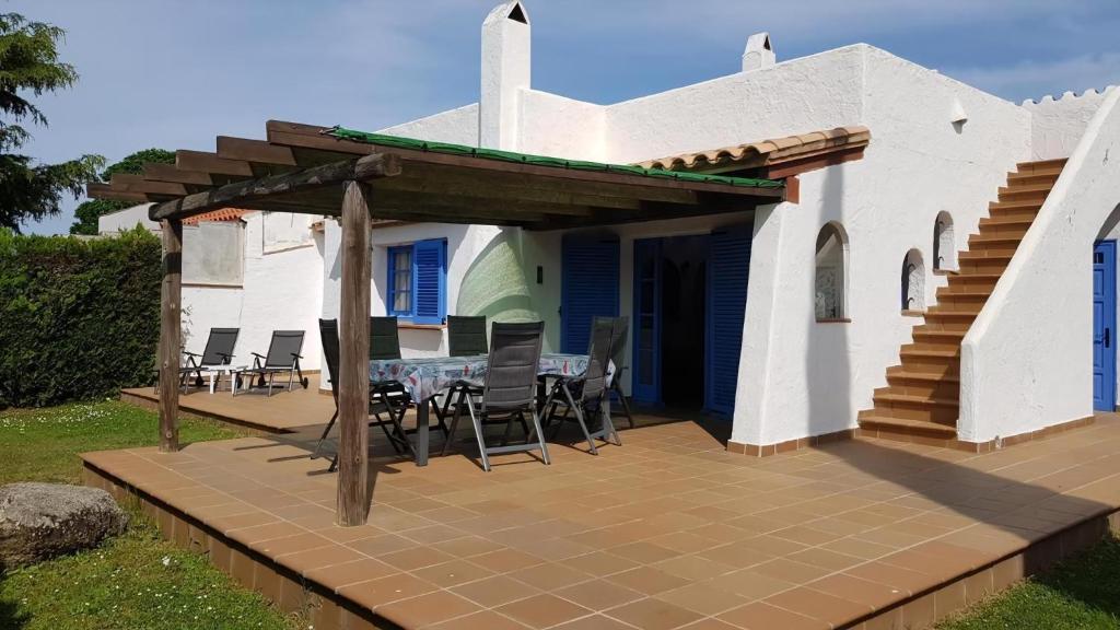 a patio with a table and chairs on a house at Acacies 25 in Torroella de Montgrí
