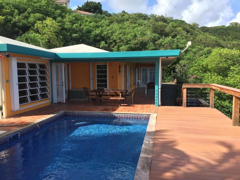 una casa con piscina y patio en Blue Horizon-Cotton Valley, en Christiansted