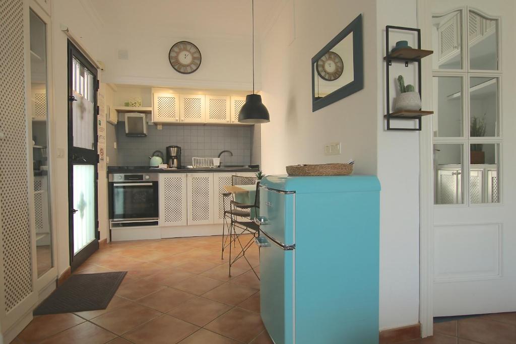 eine Küche mit einem blauen Kühlschrank in einem Zimmer in der Unterkunft N02 Los Rosales - Studio in Sitio de Calahonda