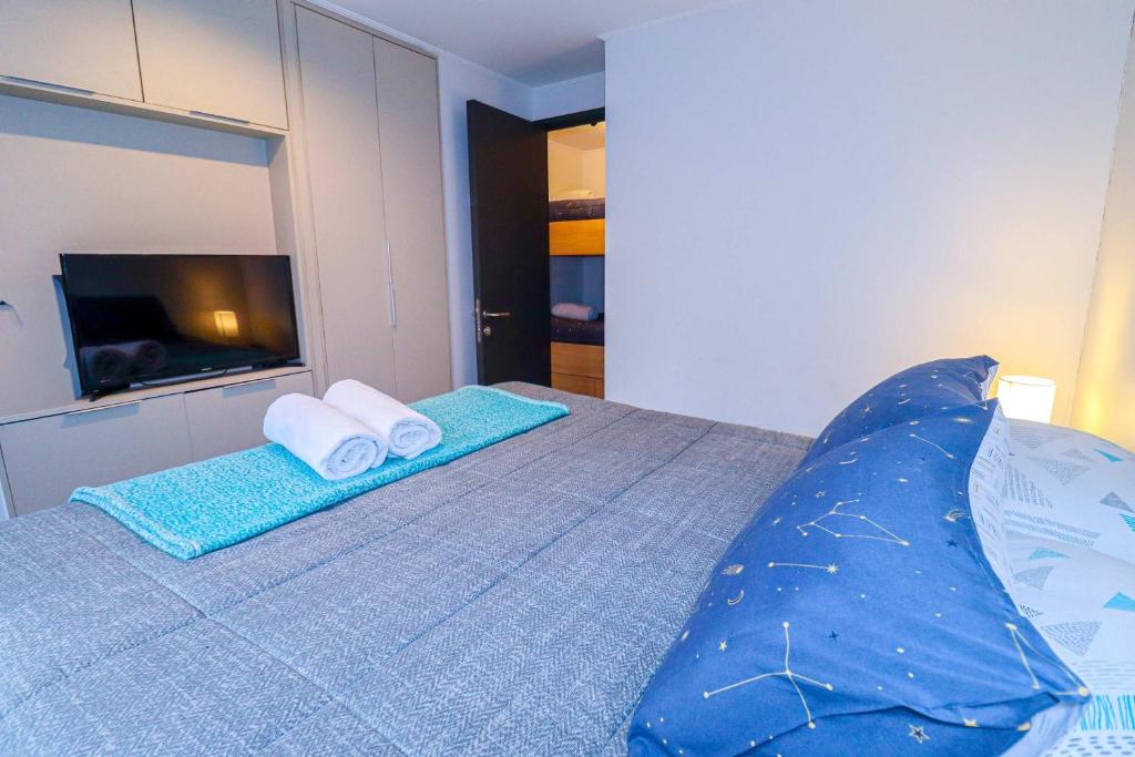 En eller flere senge i et værelse på HOM I Gimnasio Piscina Temperada Sauna