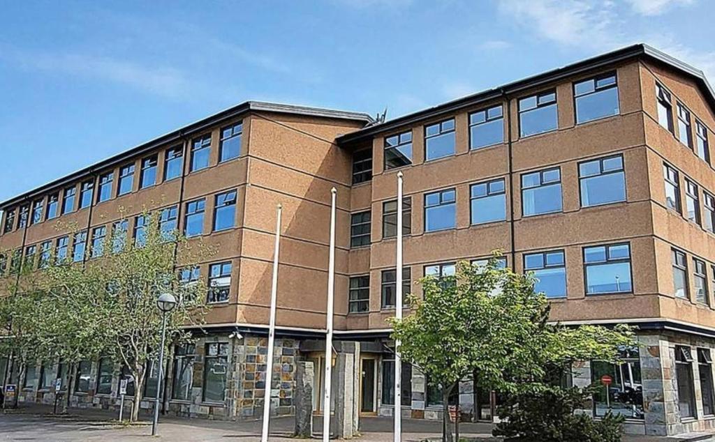 un grand bâtiment en briques avec beaucoup de fenêtres dans l'établissement Candlewood Suites Reykjavik by IHG, à Reykjavik